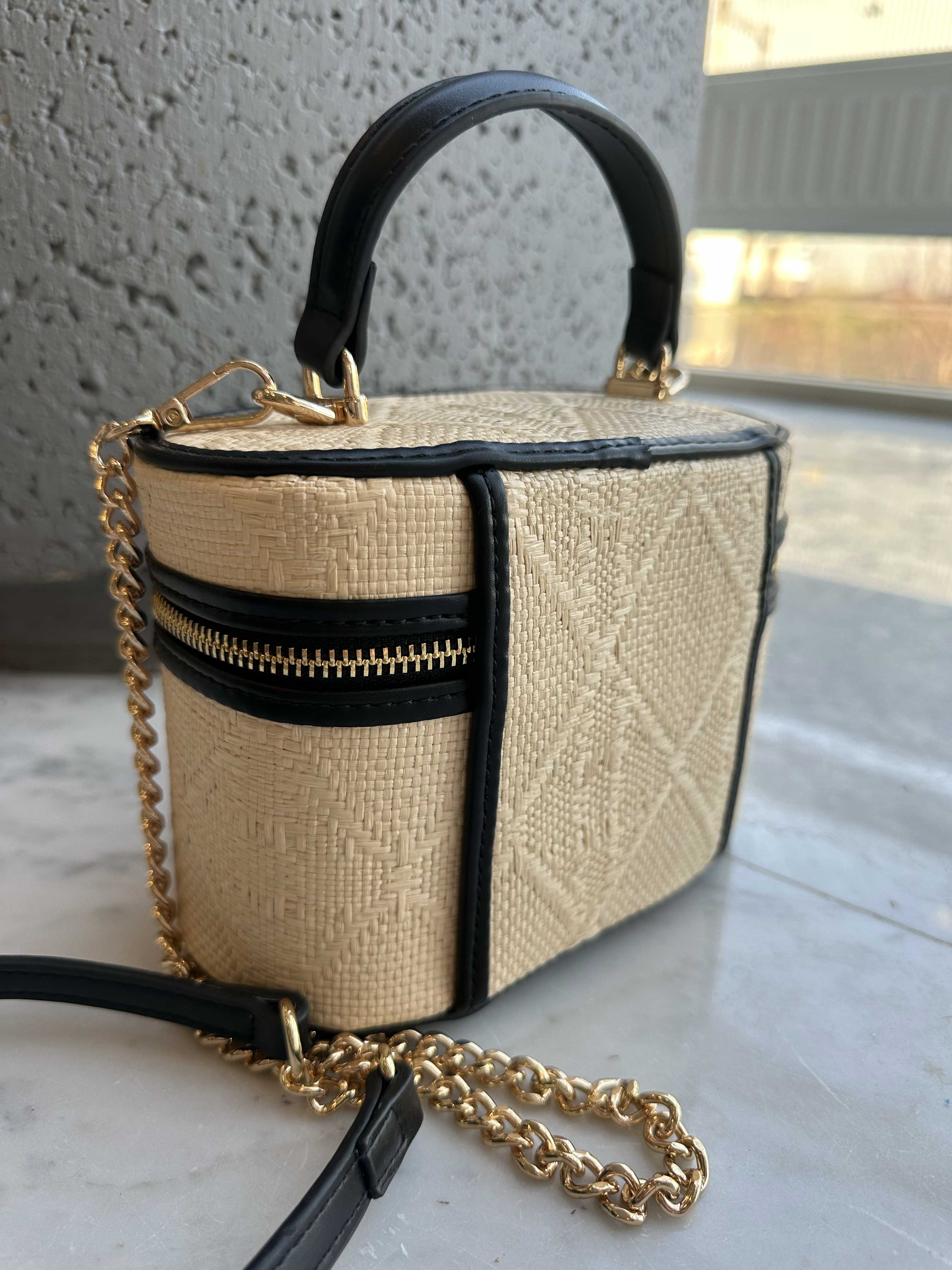 Ana - Sød håndtaske i flet med guldkæde